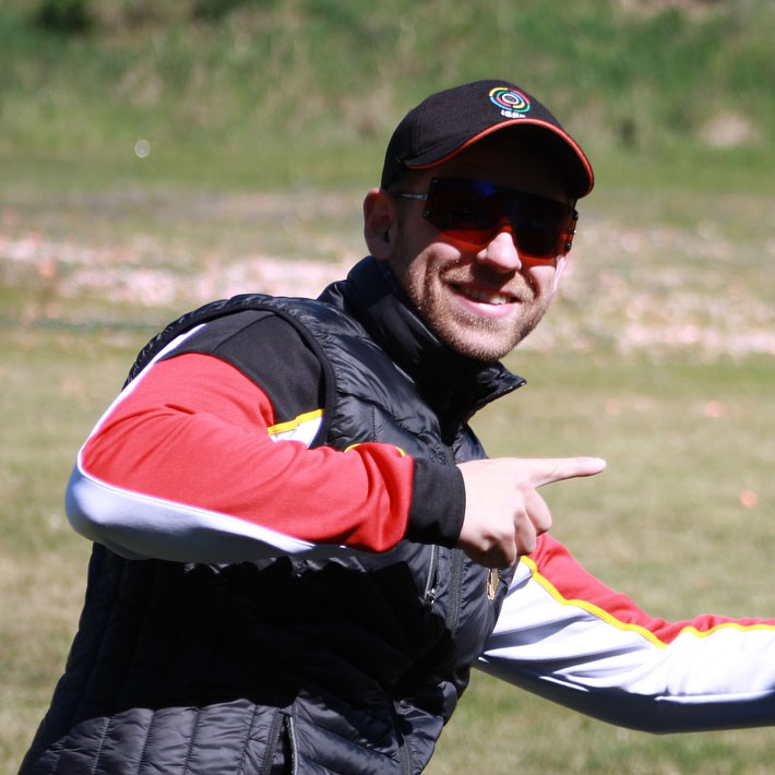 lächelnder Flintencoach Felix Haase mit Schießbrille und Cap