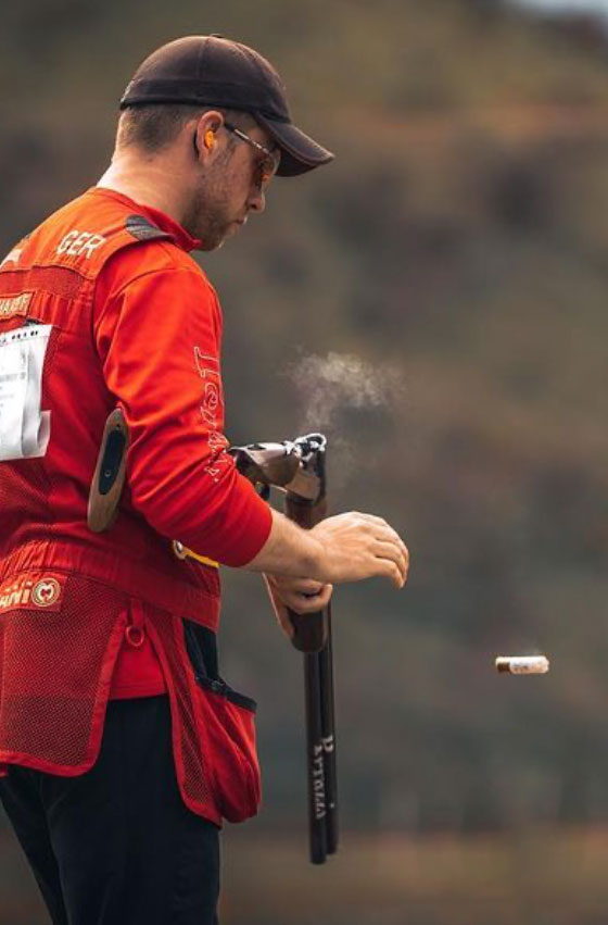 Nationalmannschaft-Schütze Felix Haase beim Auswerfen einer Schrotpatrone aus seiner PERAZZI