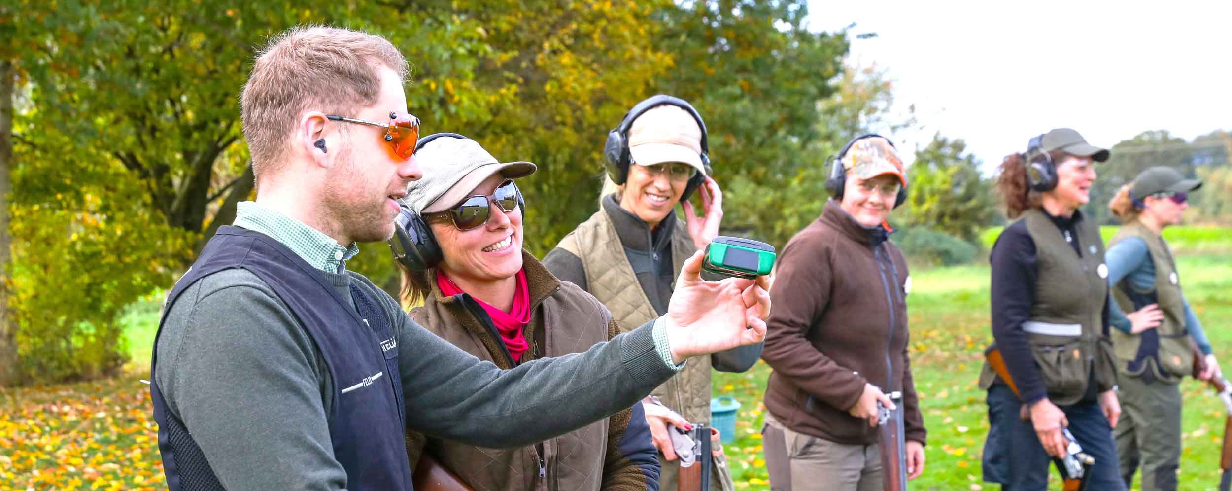 Flintencoach Felix Haase erklärt 5 Schützinnen beim Damencoaching die Grundlagen des Wurfscheibenschießens