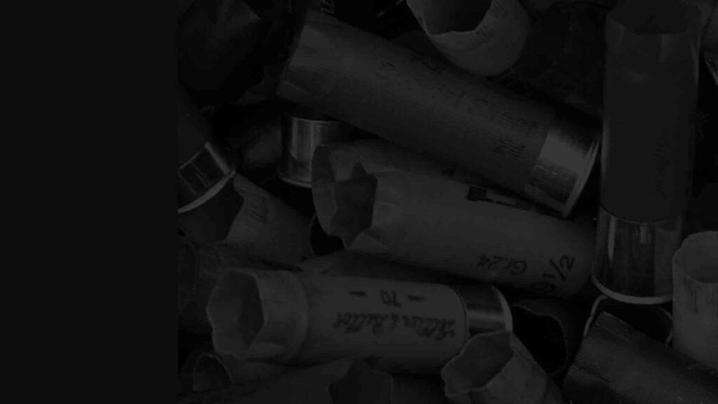 abgedunkeltes Hintergrundbild mit leeren Schrotpatronen