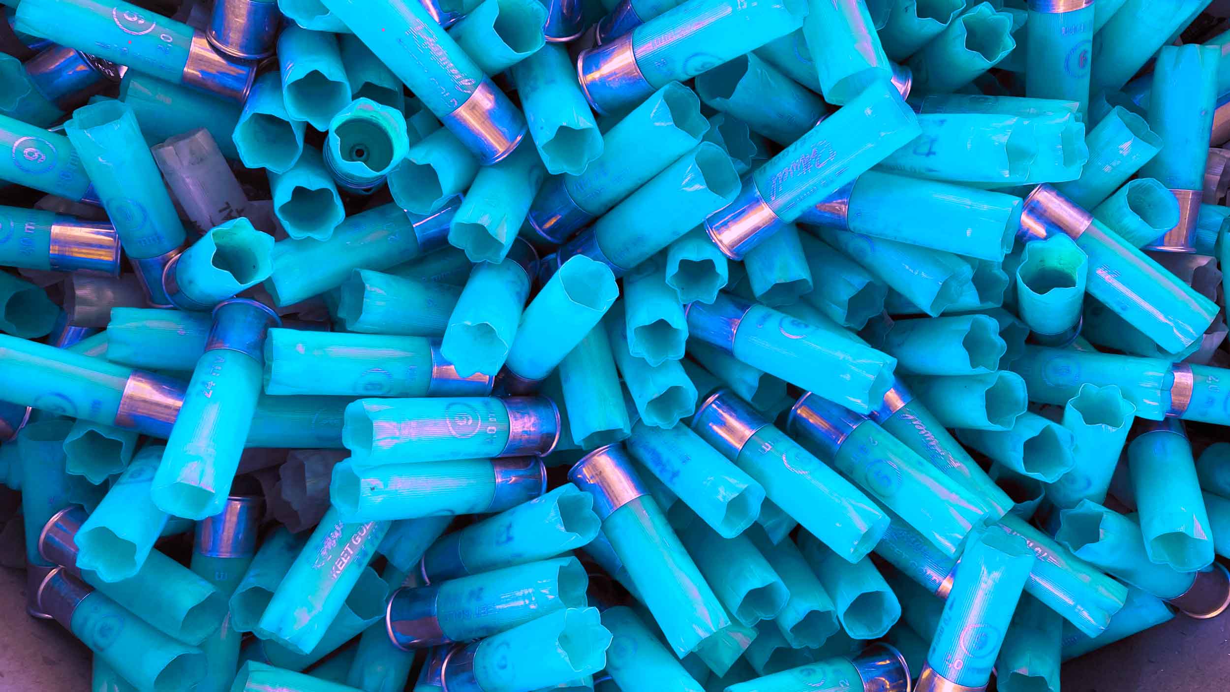 viele leere blaue Schrotpatronen