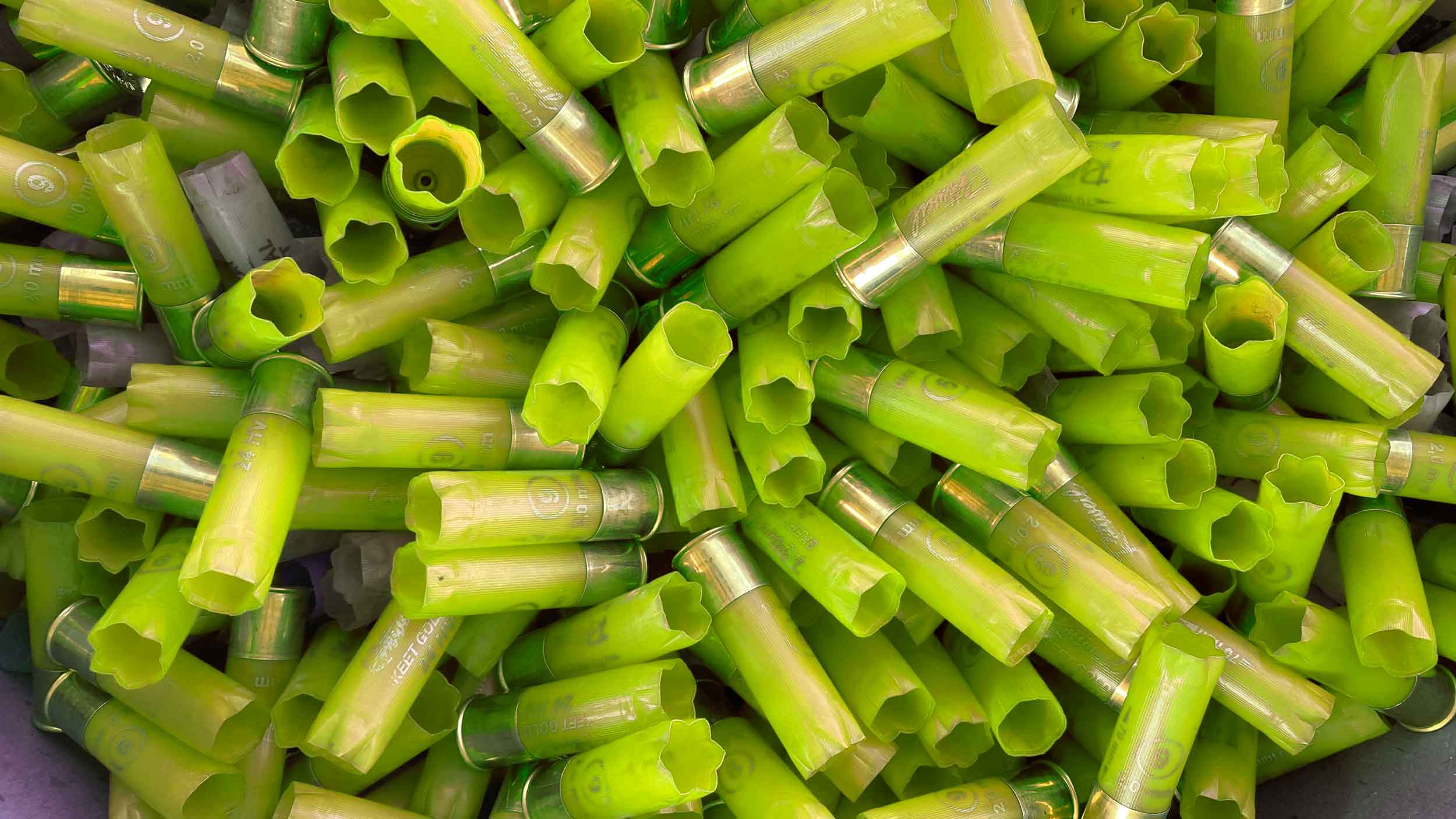 viele leere hellgrüne Schrotpatronen