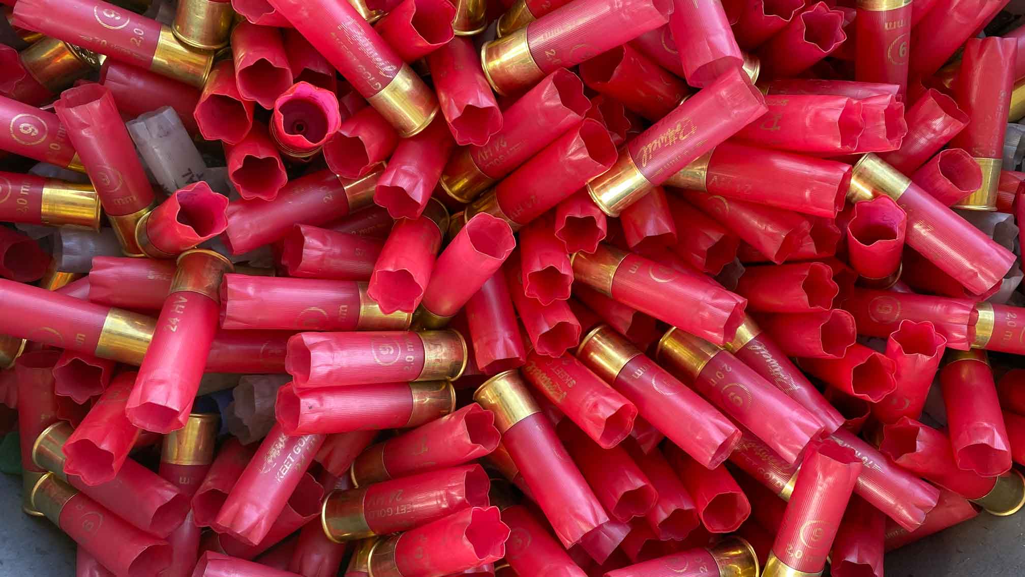 viele leere rote Schrotpatronen