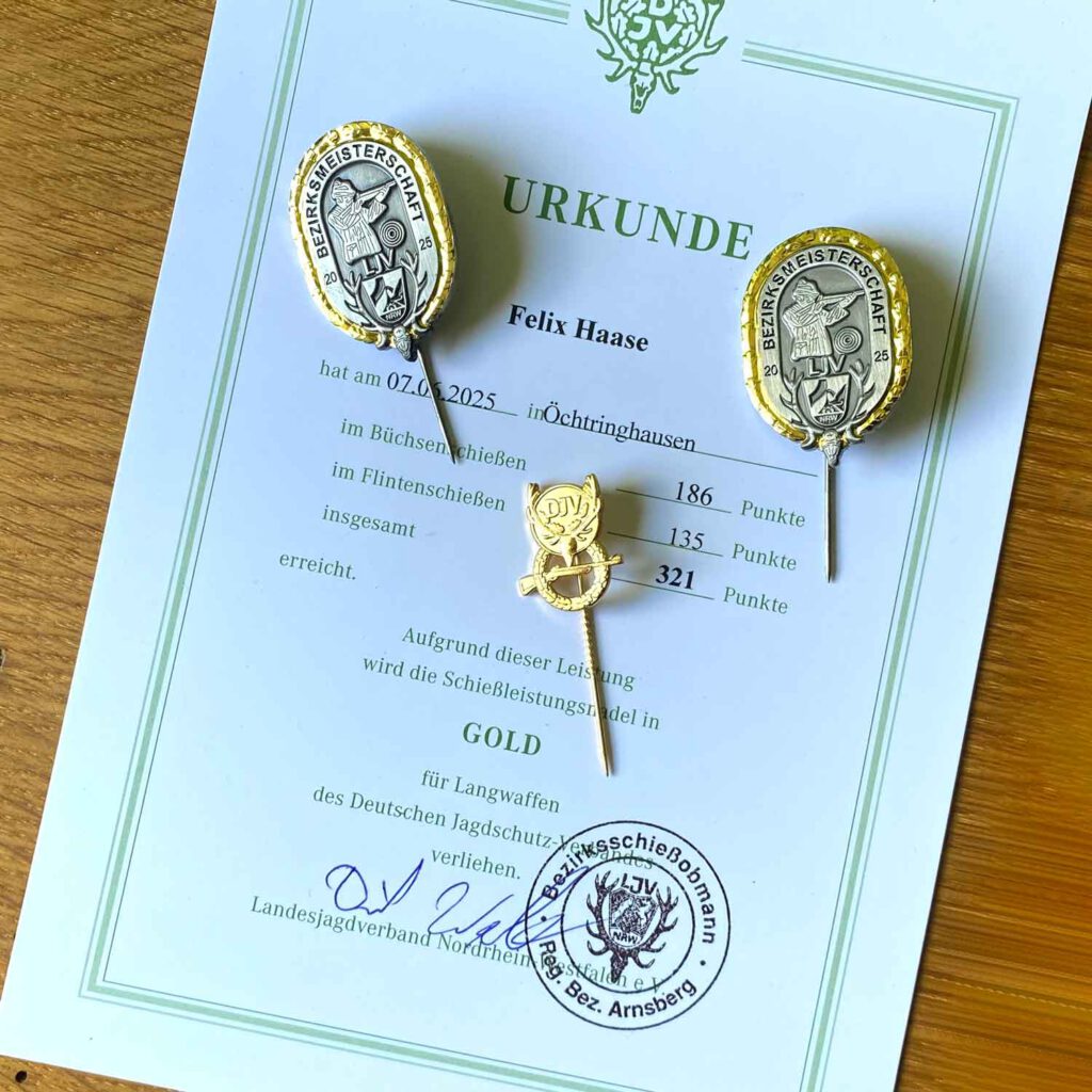 Urkunde Bezirksmeisterschaft und 3 verschiedenen Ehrennadeln