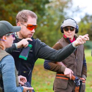 Wurfscheibencoach Felix Haase erklärt beim Damencoaching den Anschlagaufbau