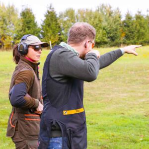 Wurfscheibencoach Felix Haase zeigt einer Flintenschützin den Fokus auf Haltepunkt und Zielaufnahme, um in eine fließende Bewegung zu kommen