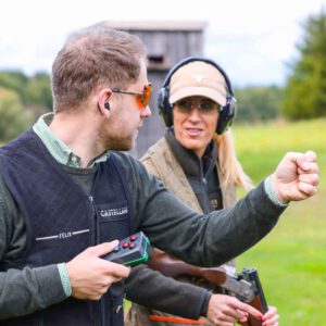 Flintentrainer Felix Haase erklärt einer Schützin die Wichtigkeit der Konzentration auf die Technik