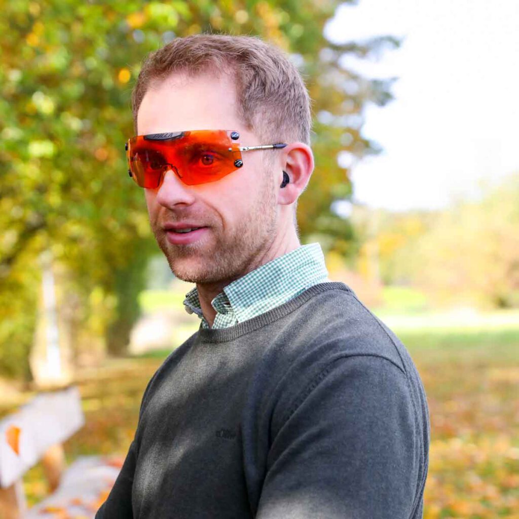 Flintencoach Felix Haase mit Schießbrille mit orange getönten Gläsern
