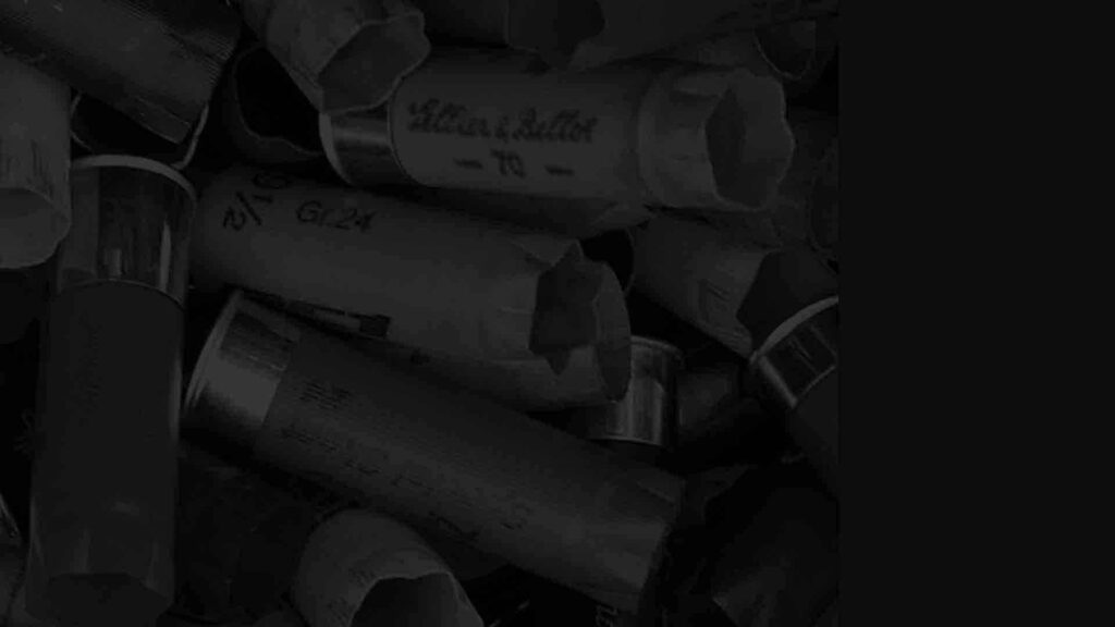 abgedunkeltes Hintergrundbild mit leeren Schrotpatronen