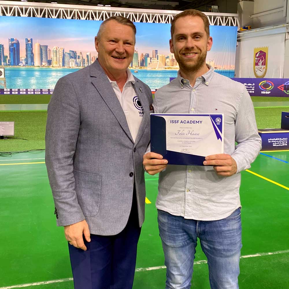 Zertifikat-Übergabe des A Level Coach Course durch den Leiter der ISSF-Academy Vesa Nissinen