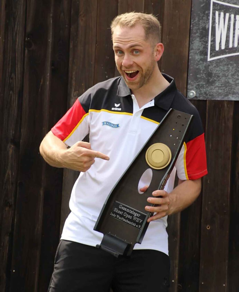 Riesengroße Freude bei Felix Haase über den gewonnenen Wanderpokal beim Wiesbaden Open 2026