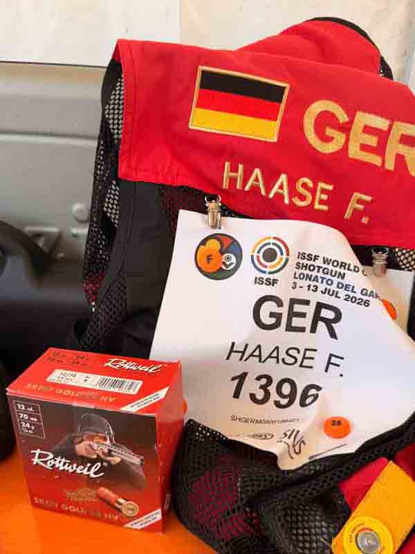 Ausrüstung von Skeet-Schütze Felix Haase: Schießweste mit Startnummer und Rottweil Patronen